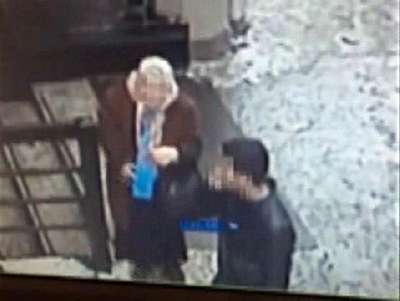 Kendilerini polis ve savcı olarak tanıtıp yaşlı kadını dolandırdılar