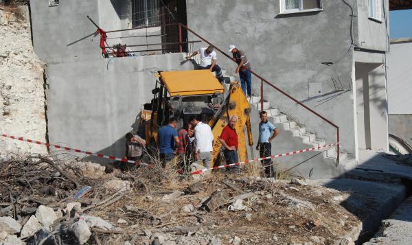 Freni boşalan iş makinesi evin duvarına çarptı