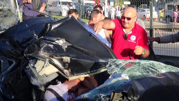Minibüs ile kamyon arasında sıkışan otomobilde 2 kişi ağır yaralandı