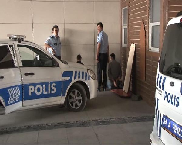 Uzunçayır Metrobüs Durağı çıkışında silahlı 2 kişi yakalandı