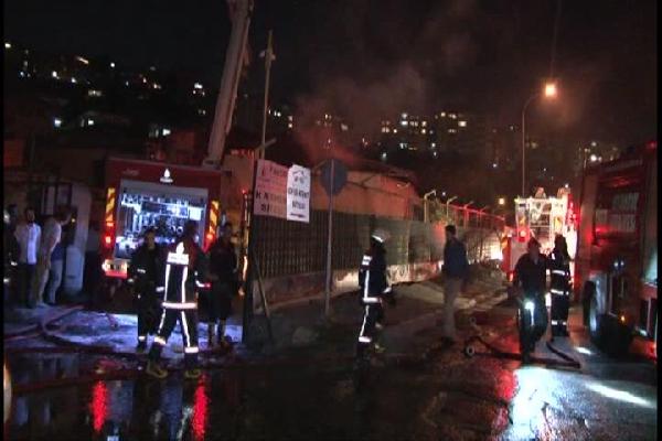 (Görüntülü Haber) Üsküdar'da korkutan yangın...