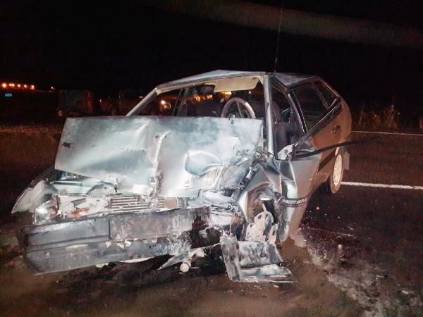 Kamyona çarpan otomobildeki 2 kişi yaralandı