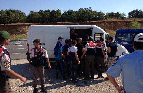Trafik kontrolünde 42 kaçak yakalandı