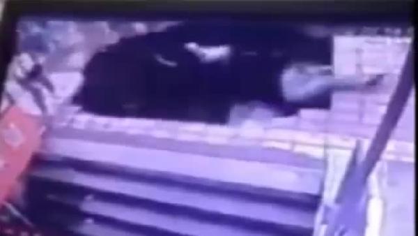 Çin'de kaldırım çöktü