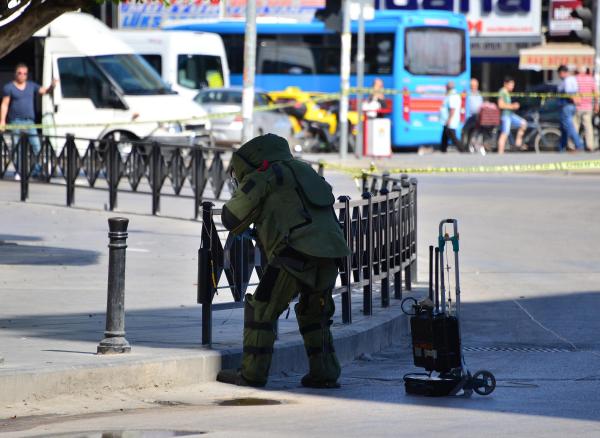 Bomba uzmanı patlattı, vatandaş telefonla görüntüledi