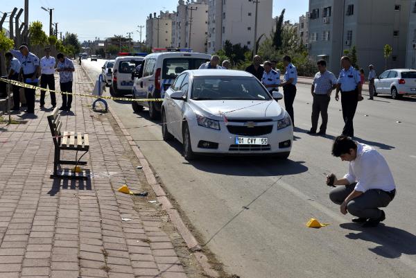 Kaldırımdaki banka oturup tabancayla başına ateş etti