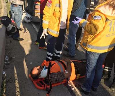 Motosiklet, kaza yapanlara yardıma giden işçilerin arasına daldı: 5 yaralı