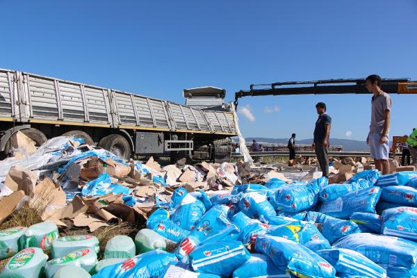 Devrilen TIR, TEM'in Ankara yönünü 1 saat ulaşıma kapattı
