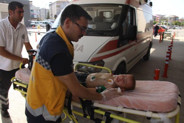 Su dolu kovaya düşen çocuk, son anda kurtarıldı