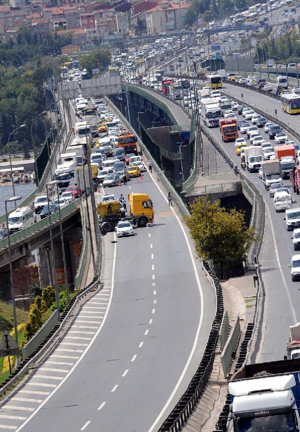 Haliç'te kaza trafiği felç etti