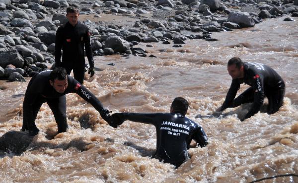 Sel suları kaçak çöp dağını ortaya çıkardı (2)