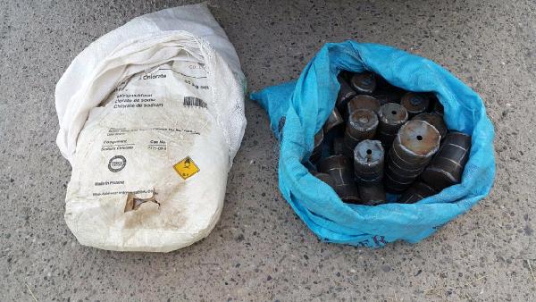 30 el yapımı bomba ve patlayıcı yapımında kullanılan 25 kilo sodyum nitrat ele geçirildi