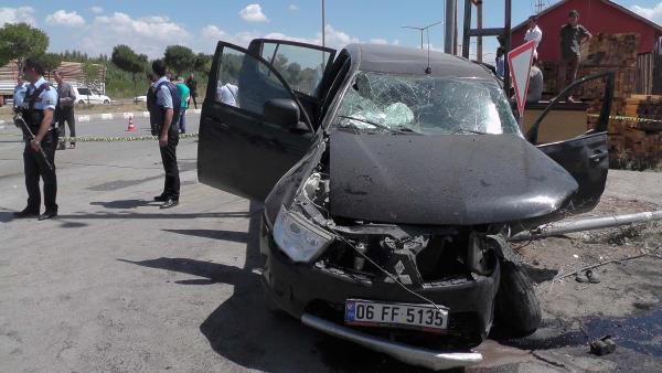 Zırhlı polis aracı ile VEDAŞ ekibini taşıyan otomobil çarpıştı: 4 yaralı
