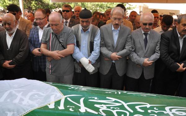 Bakan Bilgin, bir günde iki yakınının cenazesine katılıyor