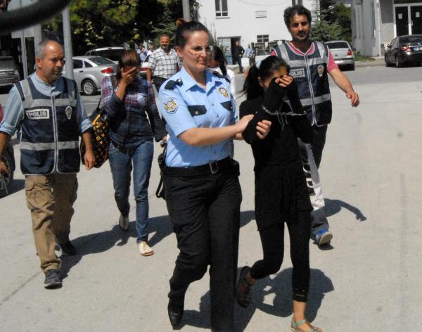 Hırsızlık şüphelisi kadınları çantaları ele verdi