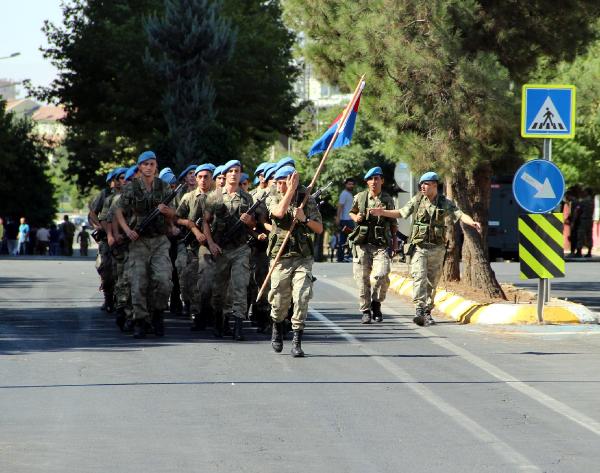 Asker Diyarbakır'da, 'Şehitler ölmez vatan bölünmez' sloganıyla yürüdü