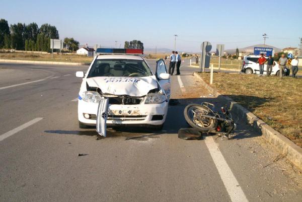 Polis otosunun çarptığı motosiklet sürücüsü yaralandı
