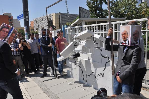 Kosova Başbakanlık binası önünde eylem
