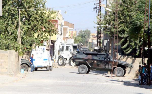 Nusaybin'de polis kazılan hendekleri kapatmaya başladı