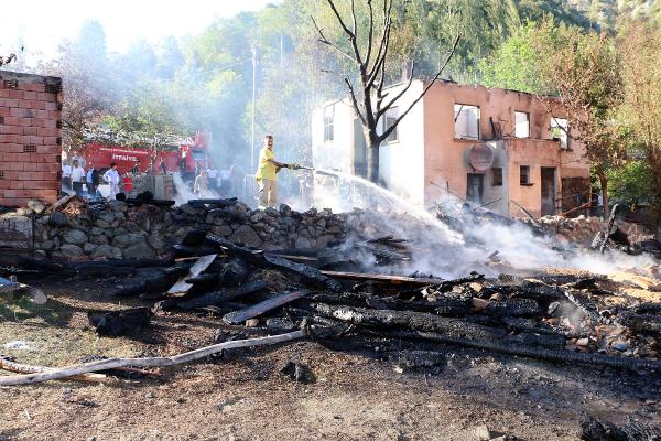 2 ev, 2 samanlık ve 1 buğday ambarı yangında kül oldu