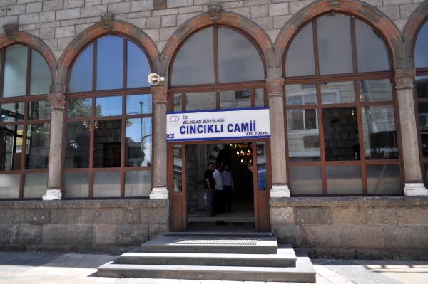 Bu camiye gelenlere çorap ücretsiz