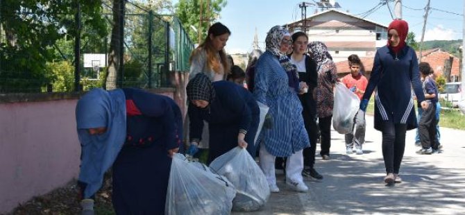 Gurbetçi muhtar ilk iş çöp topladı