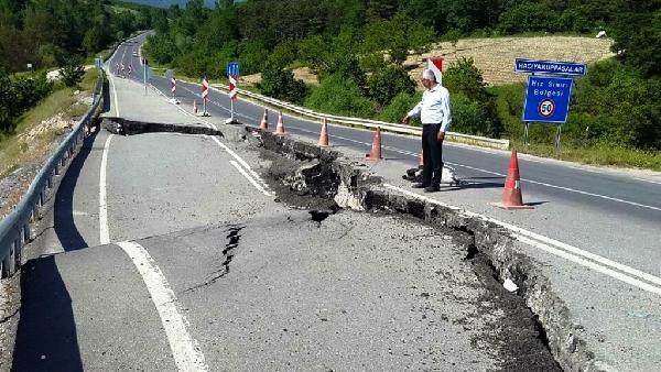 Sakarya'da çöken yol onarıldı