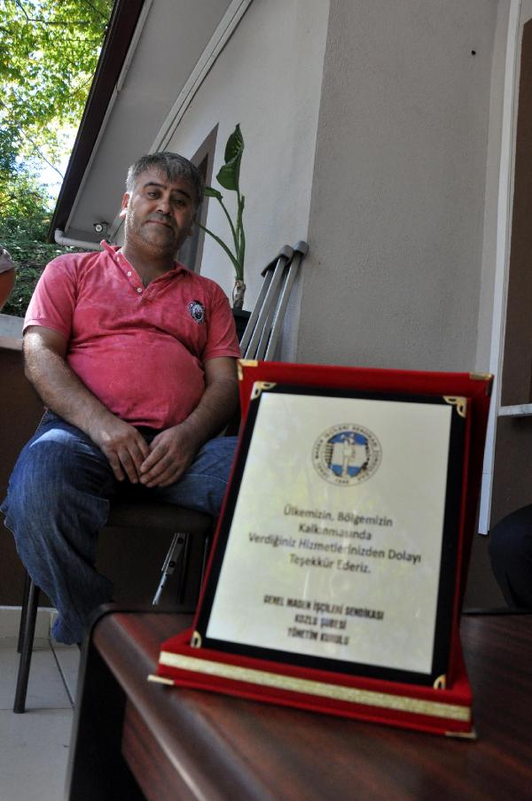 Maden ocağında emekliye ayrılan işçiye plaket uygulaması
