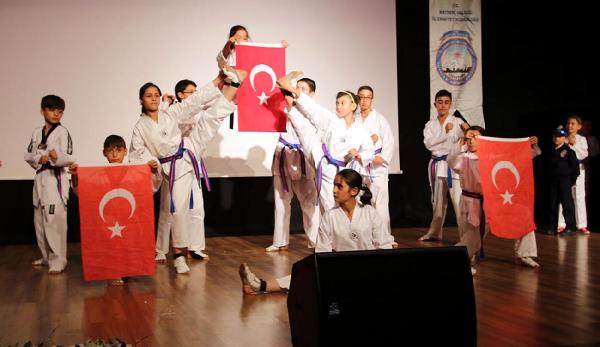 Sokaktan, madalyaya uzandılar