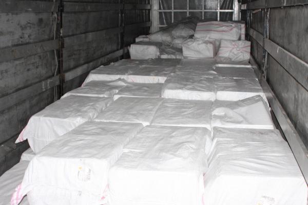 Kargo TIR’ında kaçak çay ve sigara ele geçirildi