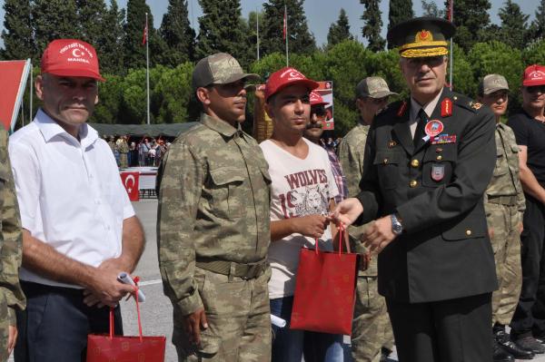 Askerlerin yemin töreninde duygu dolu anlar