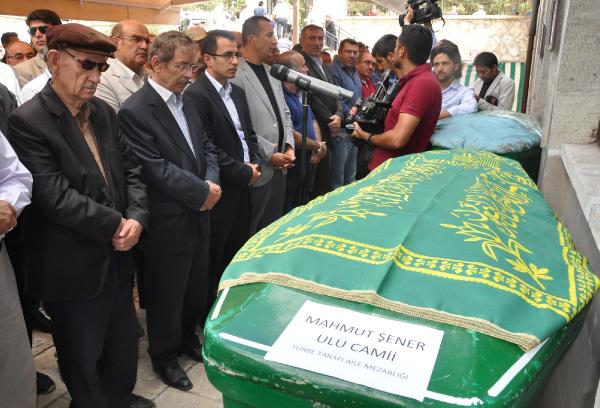 Abdüllatif Şener'in kardeşinin cenaze törenine katıldı