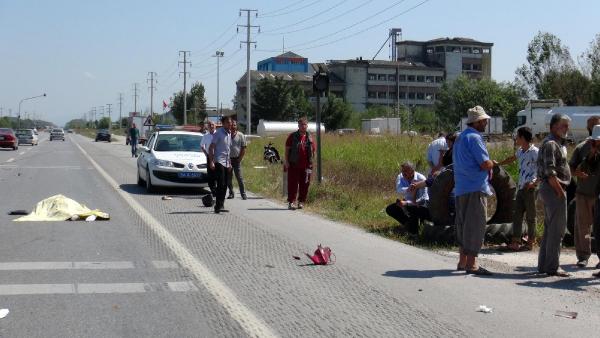 Otomobilin çarptığı 70 yaşınaki motosikletli öldü