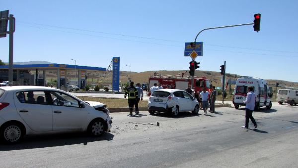 Sandıklı'da zincirleme kaza: 5 yaralı