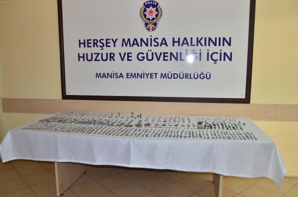Manisa'da 1189 parça tarihi eserle yakalan 3 kişiye gözaltı