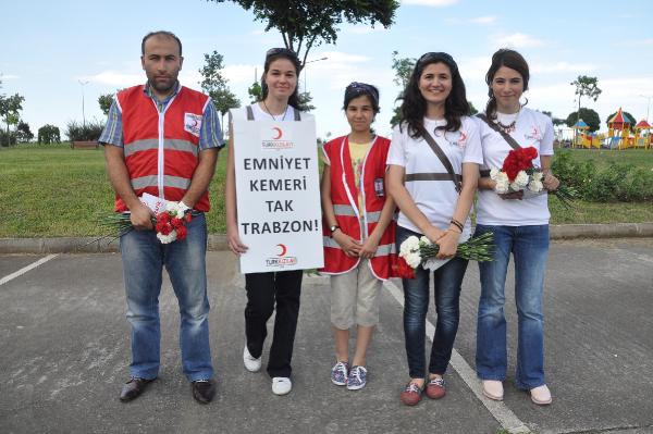 Emniyet kemeri takan sürücülere karanfil