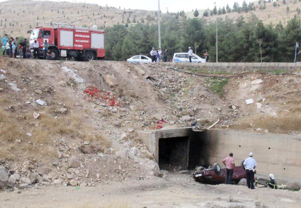 Otomobil şarampole devrildi, içinde kimse bulunamadı