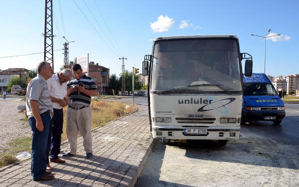 Midibüsteki yangını esnaf söndürdü