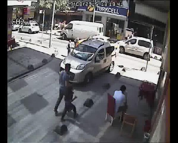 Taksi öyle bir çarptı ki, metrelerce öteye savruldu...