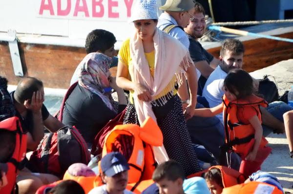 Kaçakların teknesi denizin ortasında bozuldu