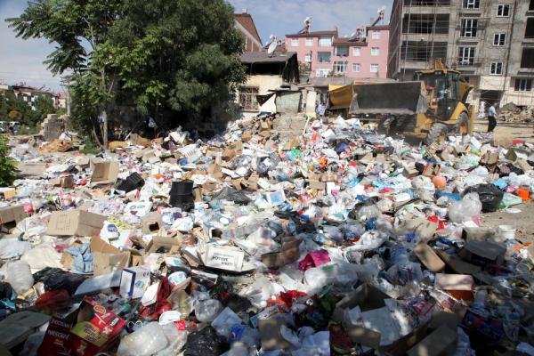 Yaşlı çiftin bahçesinden 2 kamyon çöp çıkarıldı