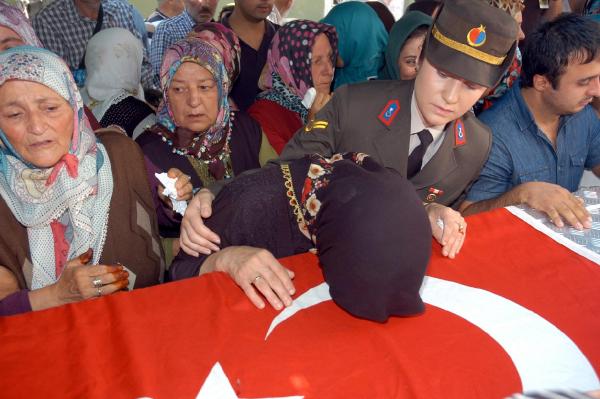 Uzman onbaşı gözyaşları arasında toprağa verildi