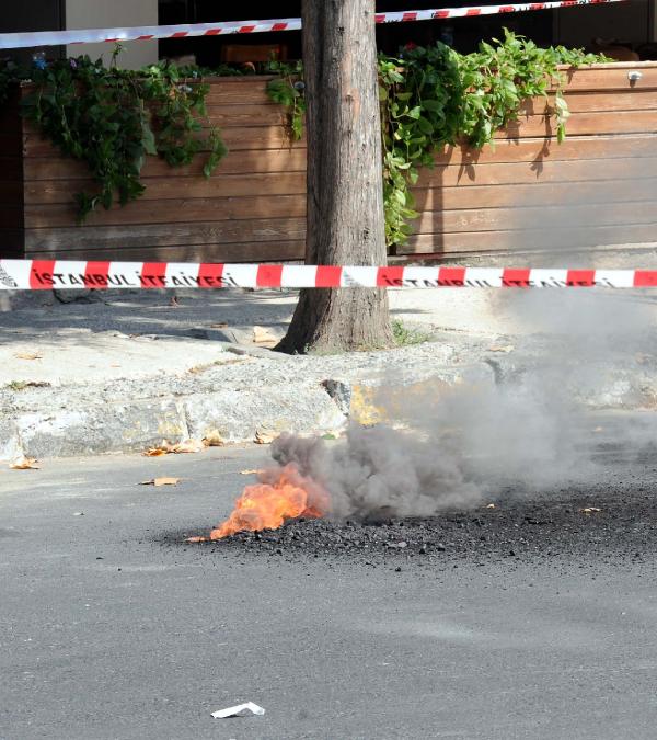 Beşiktaş'ta yeraltındaki elektrik hattı alev alev yandı