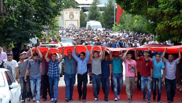 Teröristlerin açtığı ateş sonucu ölen kadın toprağa verildi