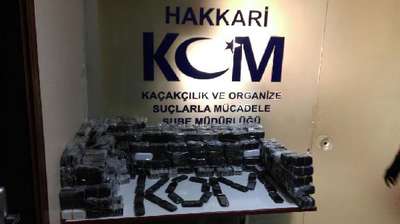 Hakkari'de kaçak cep telefonu ve sigara operasyonu