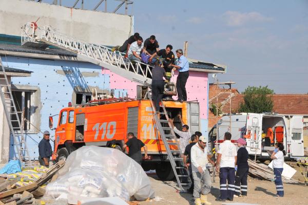 Spor salonu inşaatında çatı kaplaması rüzgardan uçtu 4 işçi yaralandı