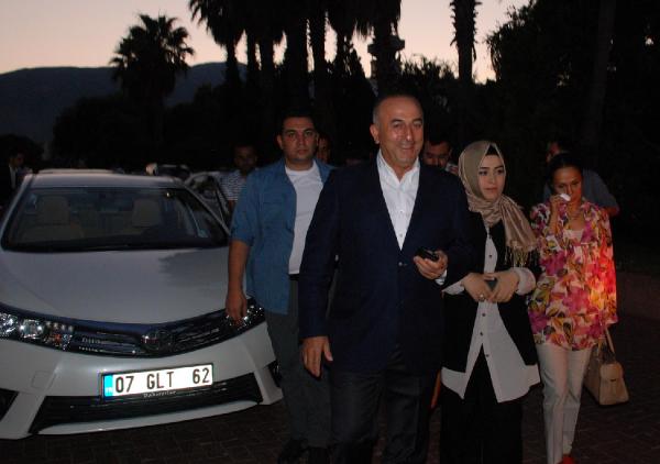 Eski Bakan Çavuşoğlu'nun makam aracı alev aldı (2)