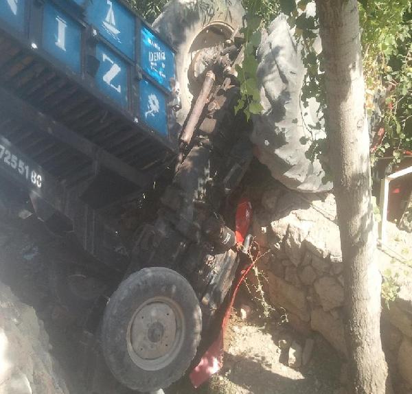 Freni boşalan traktör bahçe duvarına çarptı, sürücü yaralandı