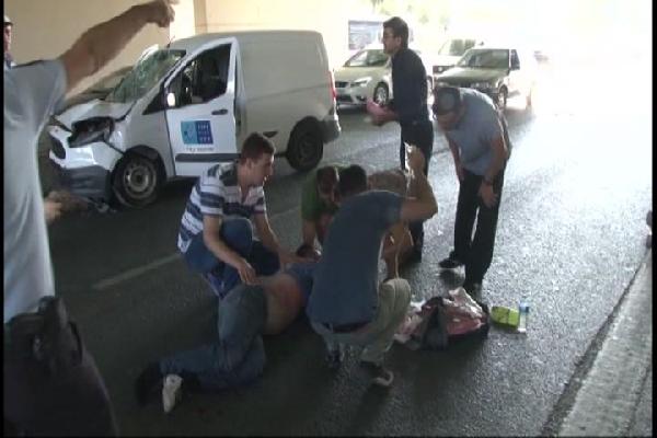 İşçilere otomobil çarptı: 2 ağır yaralı...