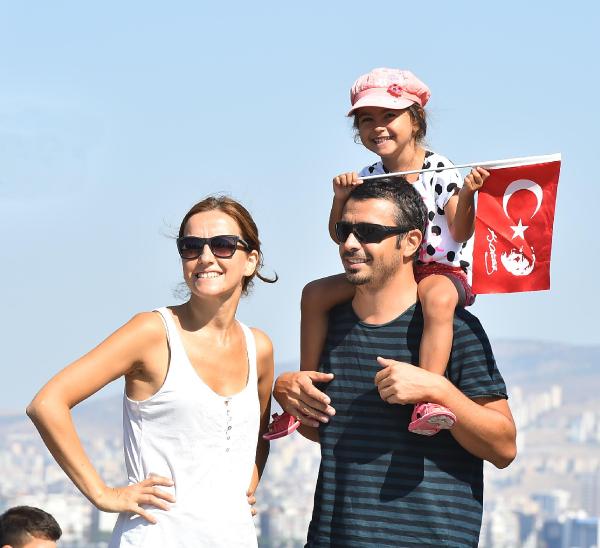 İzmir'de Zafer Bayramı'na buruk kutlama